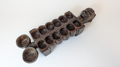 JEU D'AWALE en bois sculpté à patine sombre,...