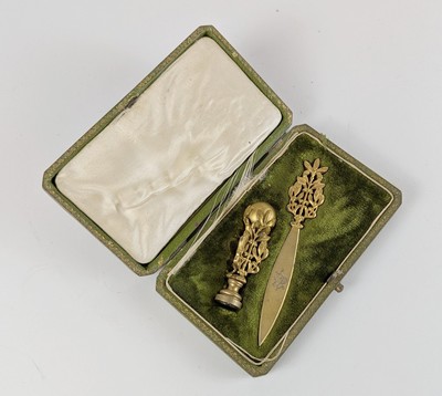 CACHET ET COUPE-PAPIER en bronze ciselé à...