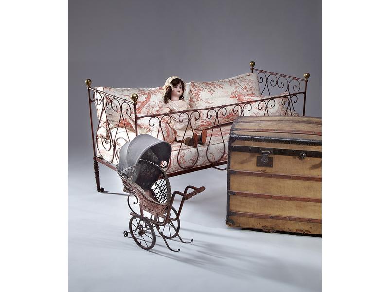 LANDEAU DE POUPEE en osier et fer laqué rouge,...