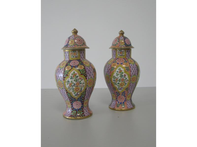 PAIRE DE POTICHES couvertes en porcelaine,...