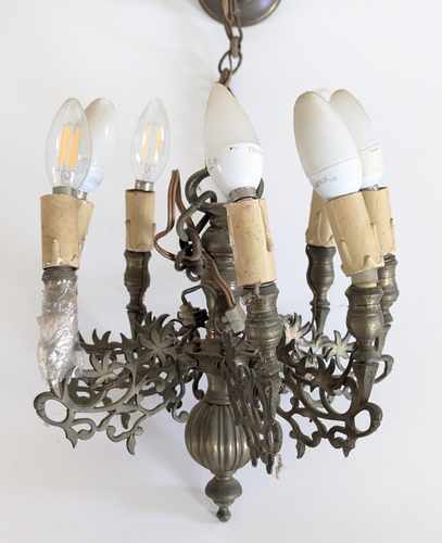 PETIT LUSTRE en bronze à sept bras de lumières...