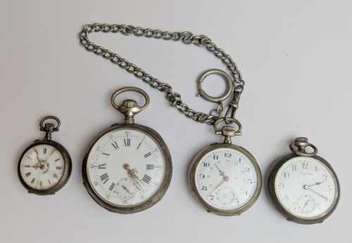 LOT DE QUATRE MONTRES A GOUSSET en métal...