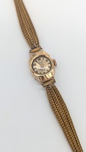 MONTRE bracelet à boîtier en or (750) à cadran...