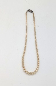 COLLIER DE PERLES fantaisie, avec fermoir...