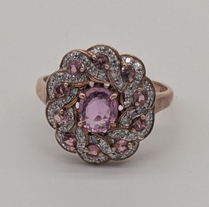 BAGUE en or rose (750) orné au centre d'un...