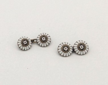 PAIRE DE BOUTONS DE MANCHETTES en métal doré...