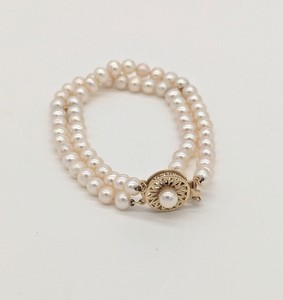 BRACELET à deux rangs de perles de culture,...