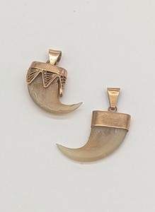 DEUX PENDENTIFS en or (750) avec griffe de...