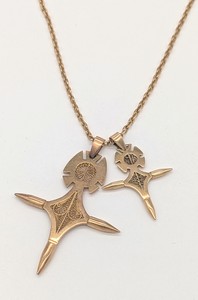 DEUX PENDENTIFS en or (750) en forme de croix...