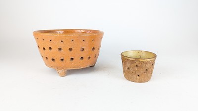 DEUX ÉGOUTOIRS A FROMAGE en terre cuite repercée...
