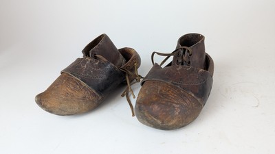 CHARMANTE PAIRE DE SABOTS D'ENFANT en bois...