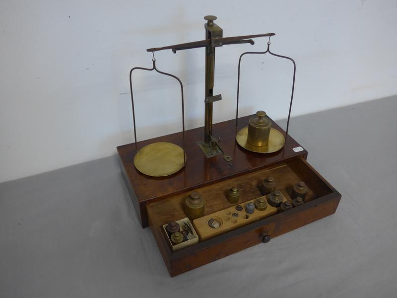 BALANCE en laiton et bronze sur une boîte...