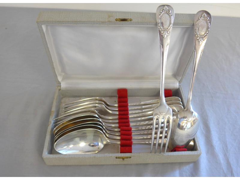 SIX COUVERTS en argent, modèle baguette à...